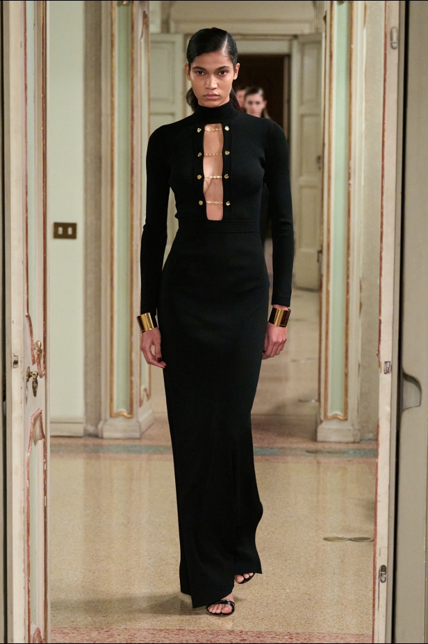 Elisabetta Franchi خريف و شتاء 2025 للملابس الجاهزة: سيمفونية داكنة لقوة الأنوثة