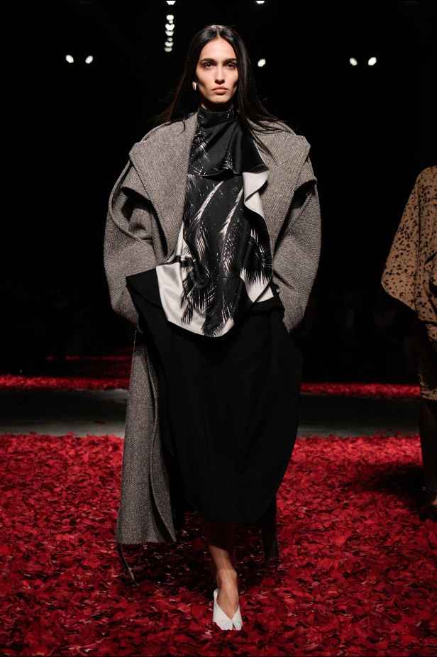 Ferragamo خريف و شتاء 2025 للملابس الجاهزة: حوار بين الحِرفة الإيطالية و الرَقص