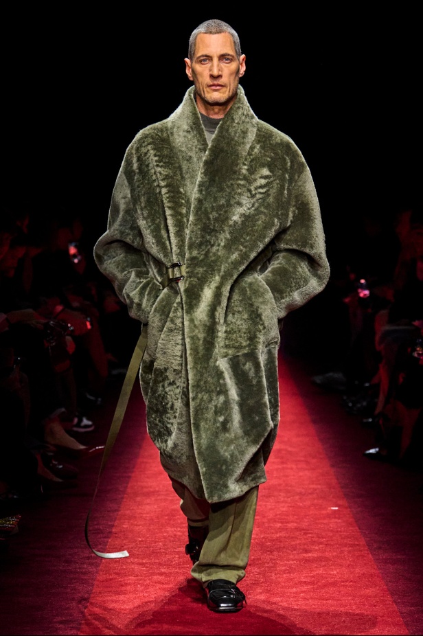 مجموعة Ferrari لخريف وشتاء 2025... Rocco Iannone يغرس جمالياته الخاصة بما يتماشى مع تراث العلامة