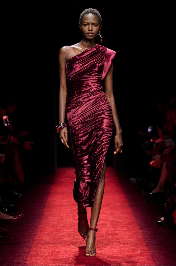 مجموعة Ferrari لخريف وشتاء 2025... Rocco Iannone يغرس جمالياته الخاصة بما يتماشى مع تراث العلامة