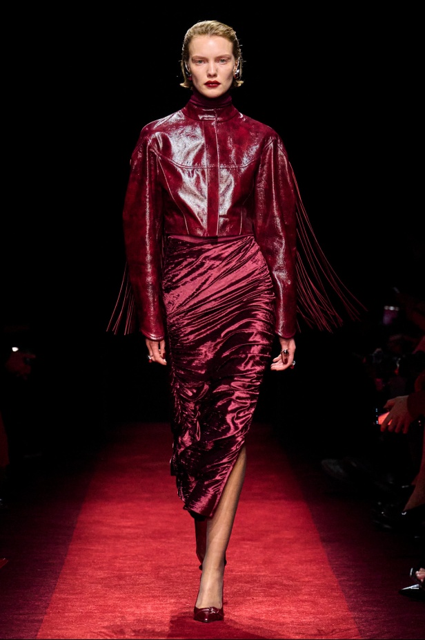 مجموعة Ferrari لخريف وشتاء 2025... Rocco Iannone يغرس جمالياته الخاصة بما يتماشى مع تراث العلامة