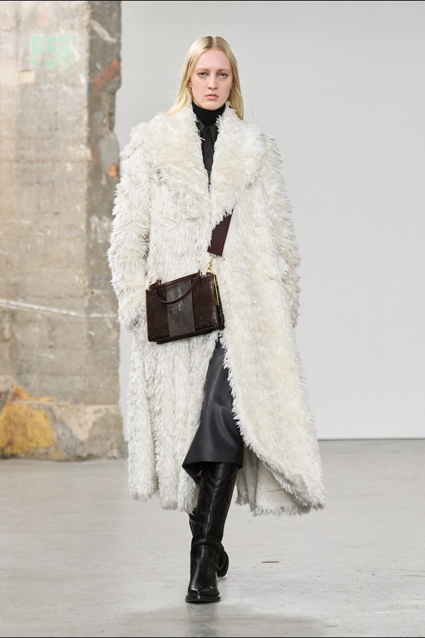 مجموعة Gabriela Hearst لخريف 2025 تؤكد التزامها بالفخامة والتقنيات الحرفية