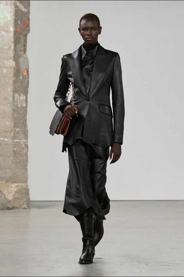 مجموعة Gabriela Hearst لخريف 2025 تؤكد التزامها بالفخامة والتقنيات الحرفية