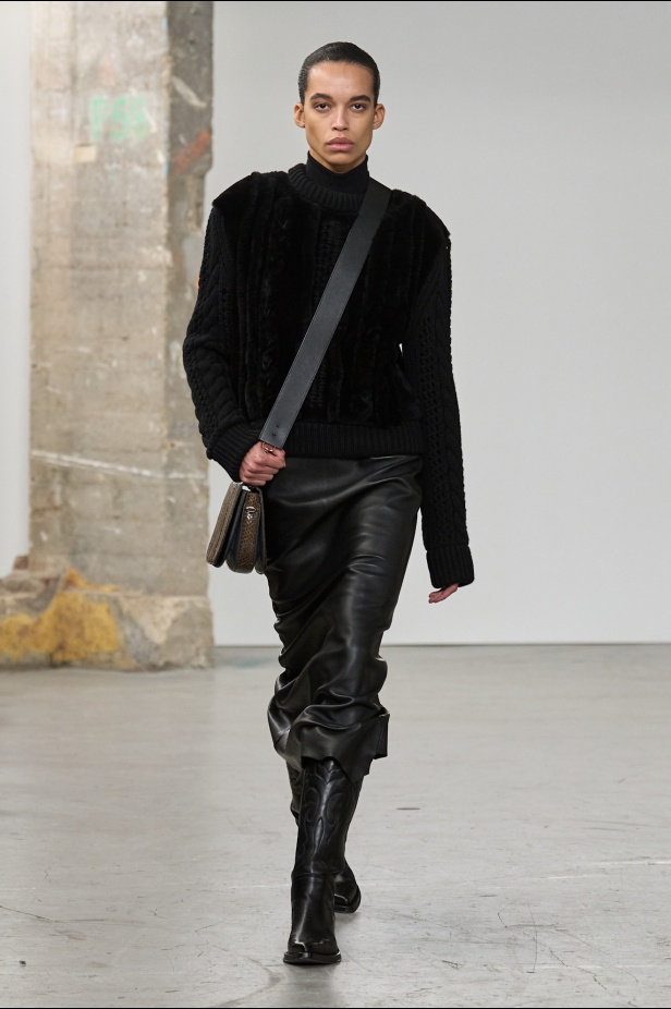 مجموعة Gabriela Hearst لخريف 2025 تؤكد التزامها بالفخامة والتقنيات الحرفية