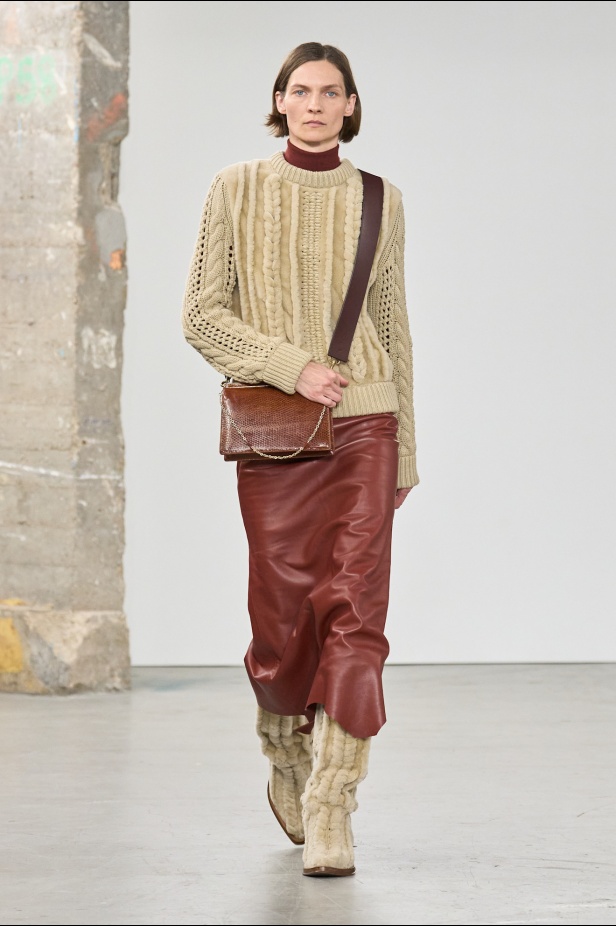 مجموعة Gabriela Hearst لخريف 2025 تؤكد التزامها بالفخامة والتقنيات الحرفية