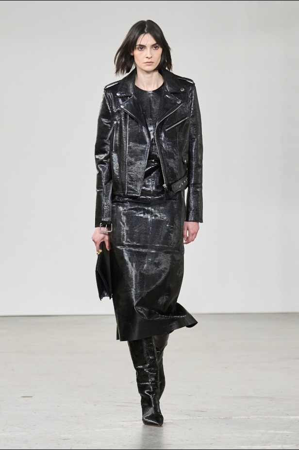 مجموعة Gabriela Hearst لخريف 2025 تؤكد التزامها بالفخامة والتقنيات الحرفية