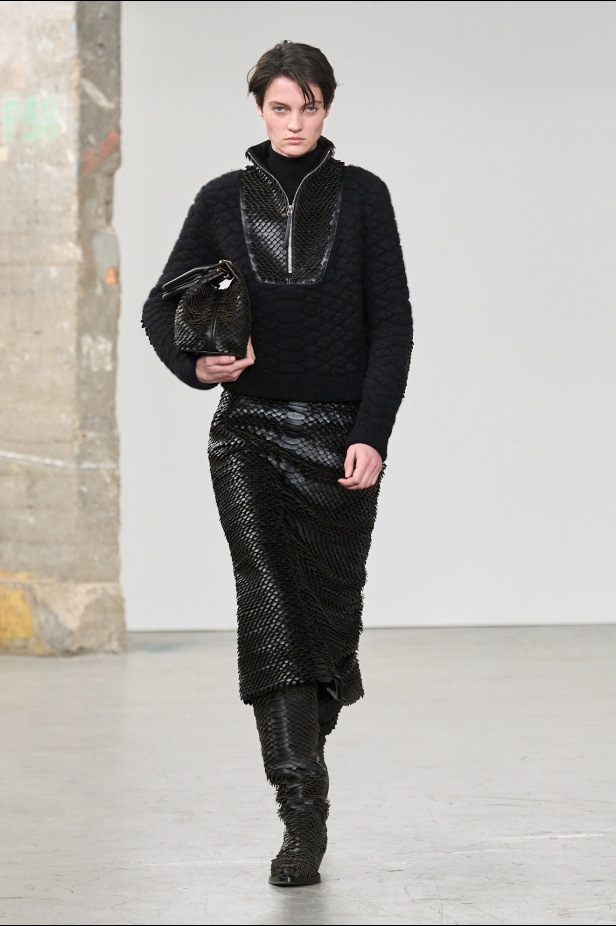 مجموعة Gabriela Hearst لخريف 2025 تؤكد التزامها بالفخامة والتقنيات الحرفية