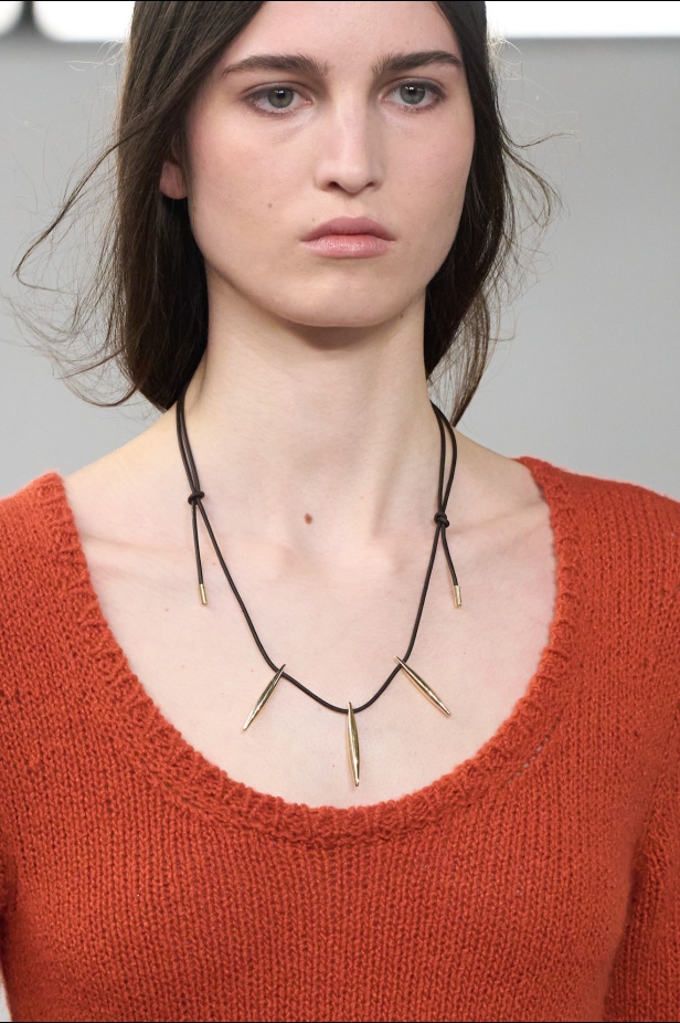 مجموعة Gabriela Hearst لخريف 2025 تؤكد التزامها بالفخامة والتقنيات الحرفية