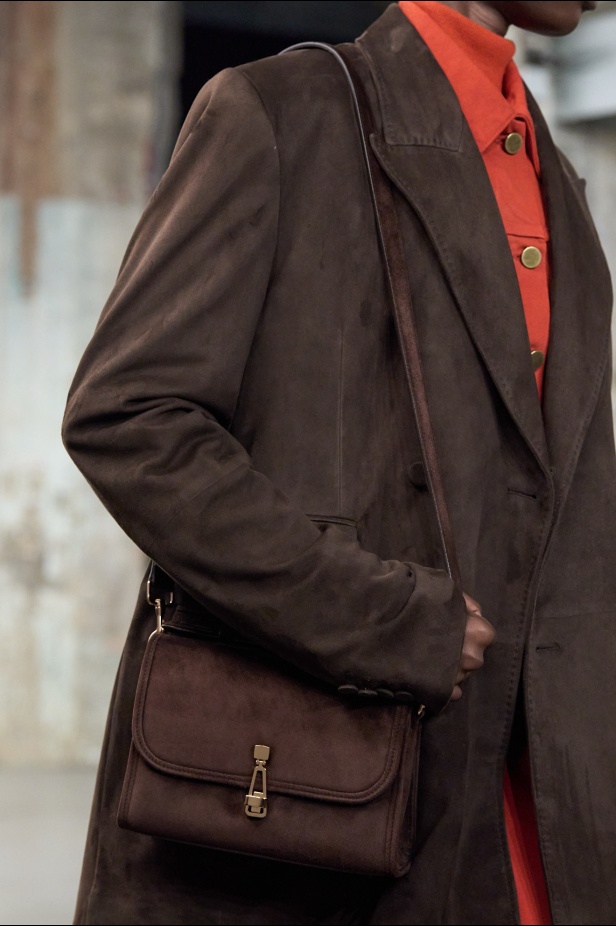 مجموعة Gabriela Hearst لخريف 2025 تؤكد التزامها بالفخامة والتقنيات الحرفية