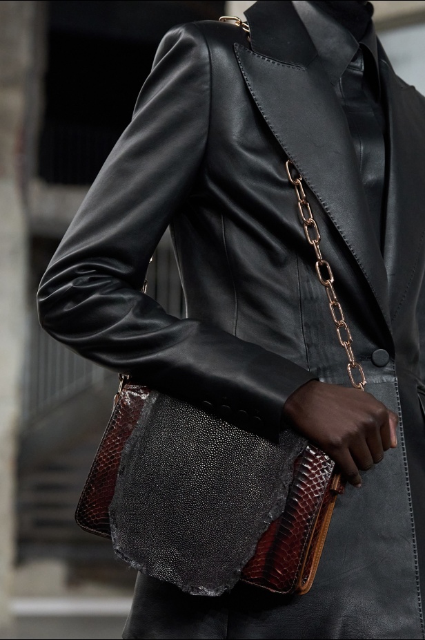 مجموعة Gabriela Hearst لخريف 2025 تؤكد التزامها بالفخامة والتقنيات الحرفية