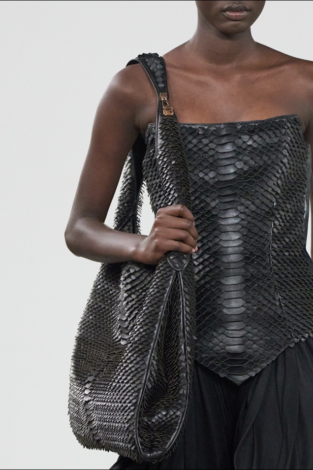 مجموعة Gabriela Hearst لخريف 2025 تؤكد التزامها بالفخامة والتقنيات الحرفية