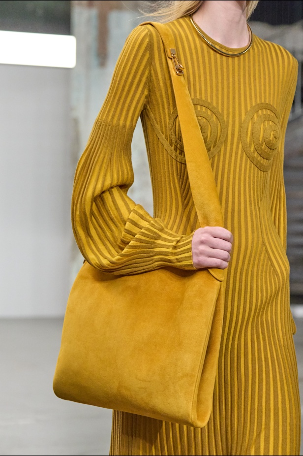 مجموعة Gabriela Hearst لخريف 2025 تؤكد التزامها بالفخامة والتقنيات الحرفية