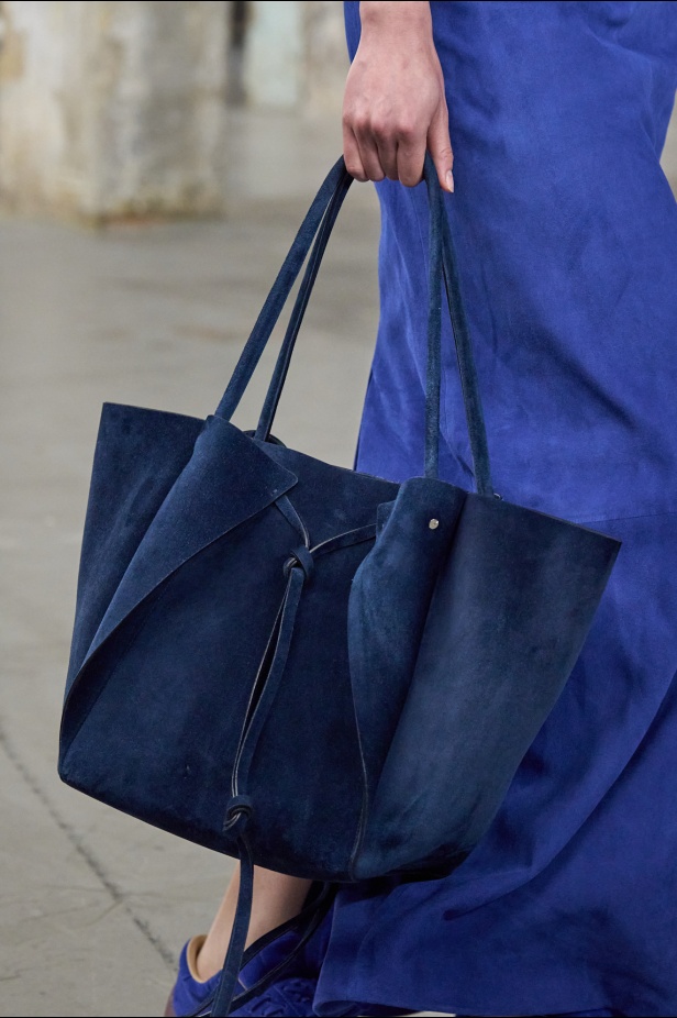 مجموعة Gabriela Hearst لخريف 2025 تؤكد التزامها بالفخامة والتقنيات الحرفية