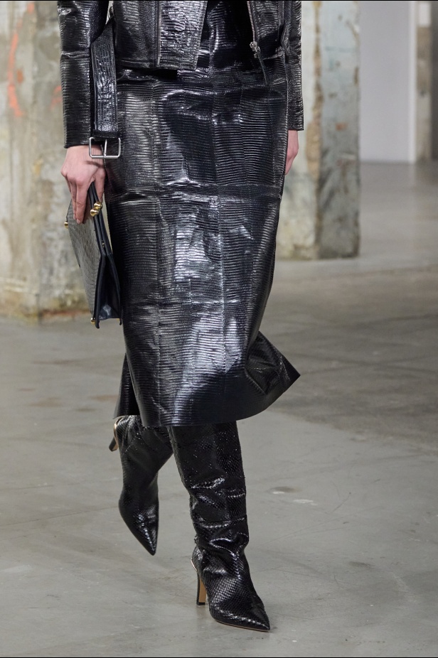 مجموعة Gabriela Hearst لخريف 2025 تؤكد التزامها بالفخامة والتقنيات الحرفية