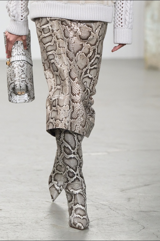 مجموعة Gabriela Hearst لخريف 2025 تؤكد التزامها بالفخامة والتقنيات الحرفية