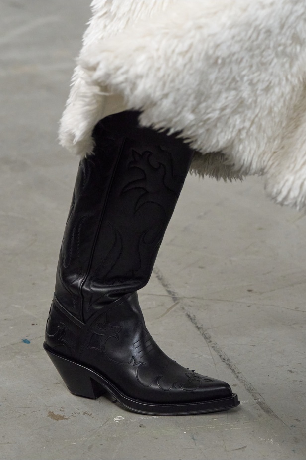 مجموعة Gabriela Hearst لخريف 2025 تؤكد التزامها بالفخامة والتقنيات الحرفية