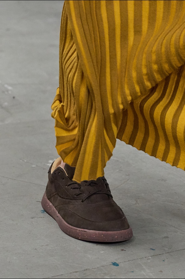 مجموعة Gabriela Hearst لخريف 2025 تؤكد التزامها بالفخامة والتقنيات الحرفية