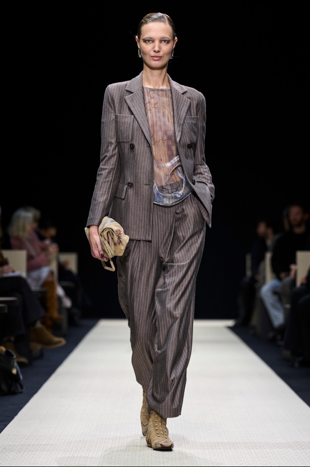  Giorgio Armani خريف و شتاء 2025 للملابس الجاهزة : عودة إلى “الجذور”، حيث الأناقة تنبع من الصمت