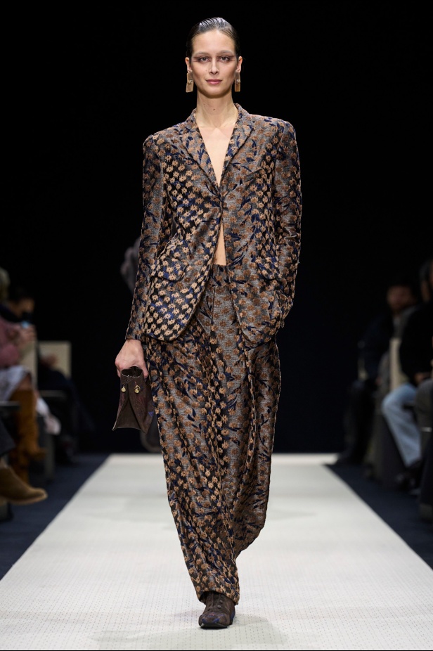  Giorgio Armani خريف و شتاء 2025 للملابس الجاهزة : عودة إلى “الجذور”، حيث الأناقة تنبع من الصمت