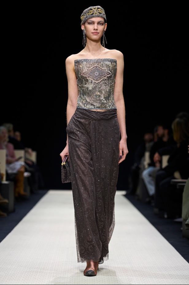  Giorgio Armani خريف و شتاء 2025 للملابس الجاهزة : عودة إلى “الجذور”، حيث الأناقة تنبع من الصمت