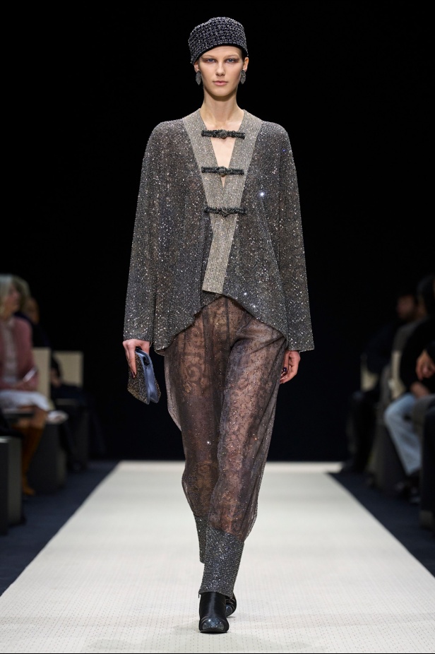  Giorgio Armani خريف و شتاء 2025 للملابس الجاهزة : عودة إلى “الجذور”، حيث الأناقة تنبع من الصمت