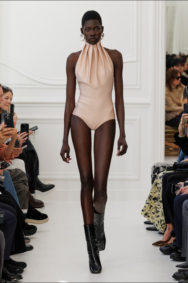 Sarah Burton لـGivenchy مجموعة خريف و شتاء  2025: العودة إلى الجذور… والانطلاقة نحو عهد جديد