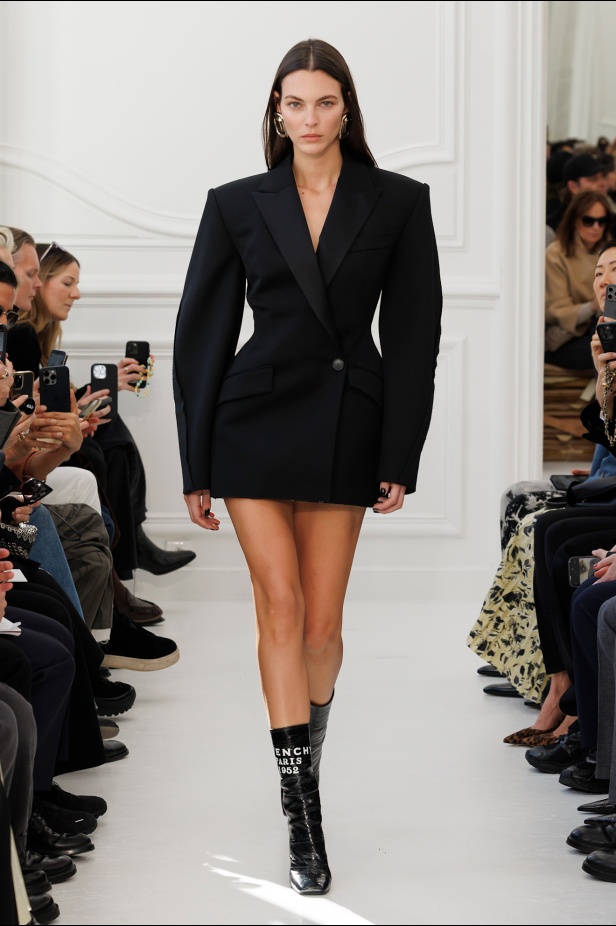 Sarah Burton لـGivenchy مجموعة خريف و شتاء  2025: العودة إلى الجذور… والانطلاقة نحو عهد جديد