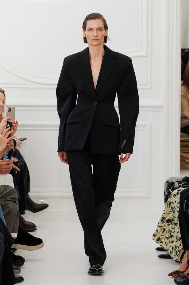 Sarah Burton لـGivenchy مجموعة خريف و شتاء  2025: العودة إلى الجذور… والانطلاقة نحو عهد جديد