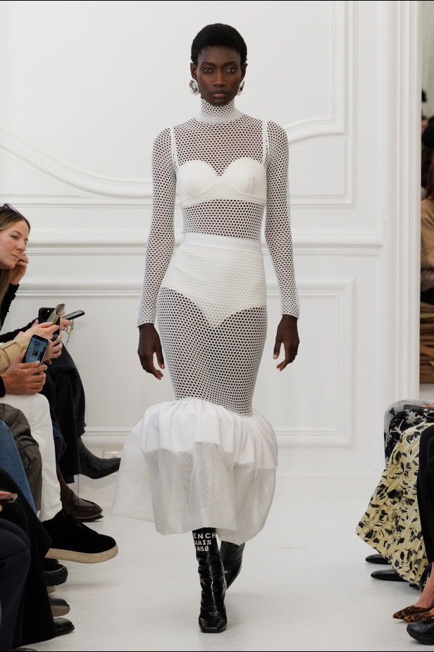 Sarah Burton لـGivenchy مجموعة خريف و شتاء  2025: العودة إلى الجذور… والانطلاقة نحو عهد جديد