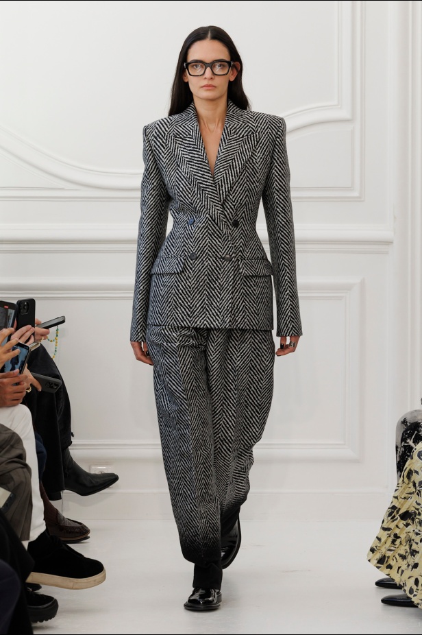 Sarah Burton لـGivenchy مجموعة خريف و شتاء  2025: العودة إلى الجذور… والانطلاقة نحو عهد جديد
