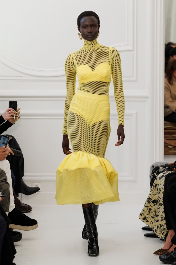 Sarah Burton لـGivenchy مجموعة خريف و شتاء  2025: العودة إلى الجذور… والانطلاقة نحو عهد جديد