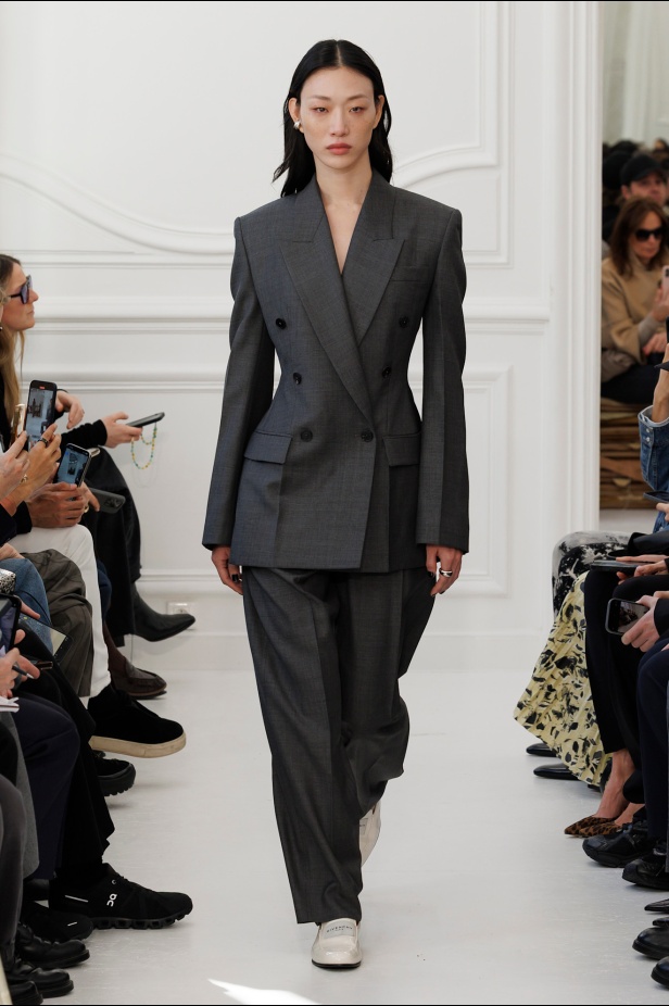 Sarah Burton لـGivenchy مجموعة خريف و شتاء  2025: العودة إلى الجذور… والانطلاقة نحو عهد جديد