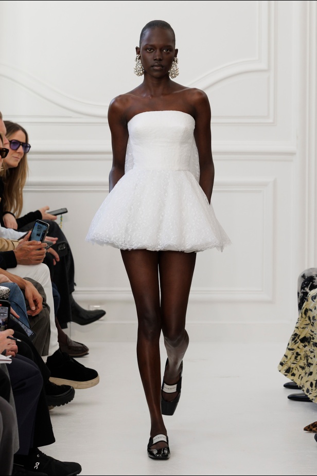 Sarah Burton لـGivenchy مجموعة خريف و شتاء  2025: العودة إلى الجذور… والانطلاقة نحو عهد جديد