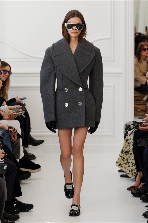 Sarah Burton لـGivenchy مجموعة خريف و شتاء  2025: العودة إلى الجذور… والانطلاقة نحو عهد جديد
