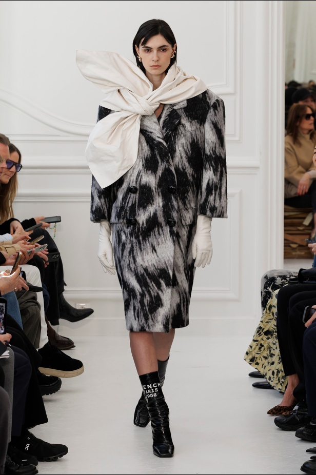 Sarah Burton لـGivenchy مجموعة خريف و شتاء  2025: العودة إلى الجذور… والانطلاقة نحو عهد جديد
