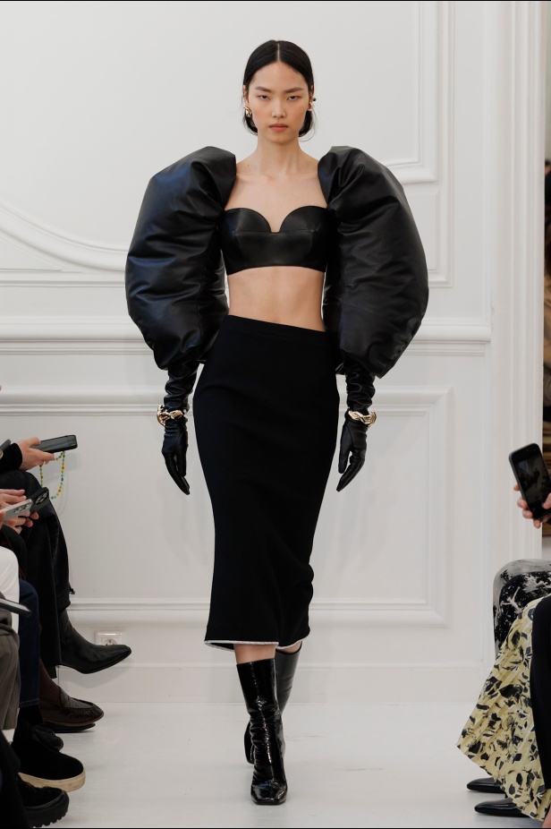 Sarah Burton لـGivenchy مجموعة خريف و شتاء  2025: العودة إلى الجذور… والانطلاقة نحو عهد جديد