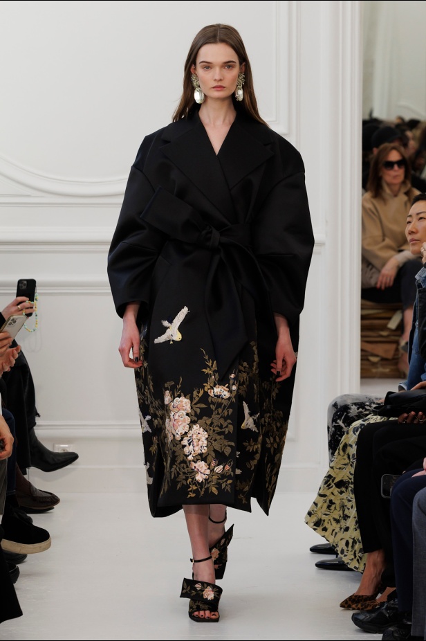 Sarah Burton لـGivenchy مجموعة خريف و شتاء  2025: العودة إلى الجذور… والانطلاقة نحو عهد جديد