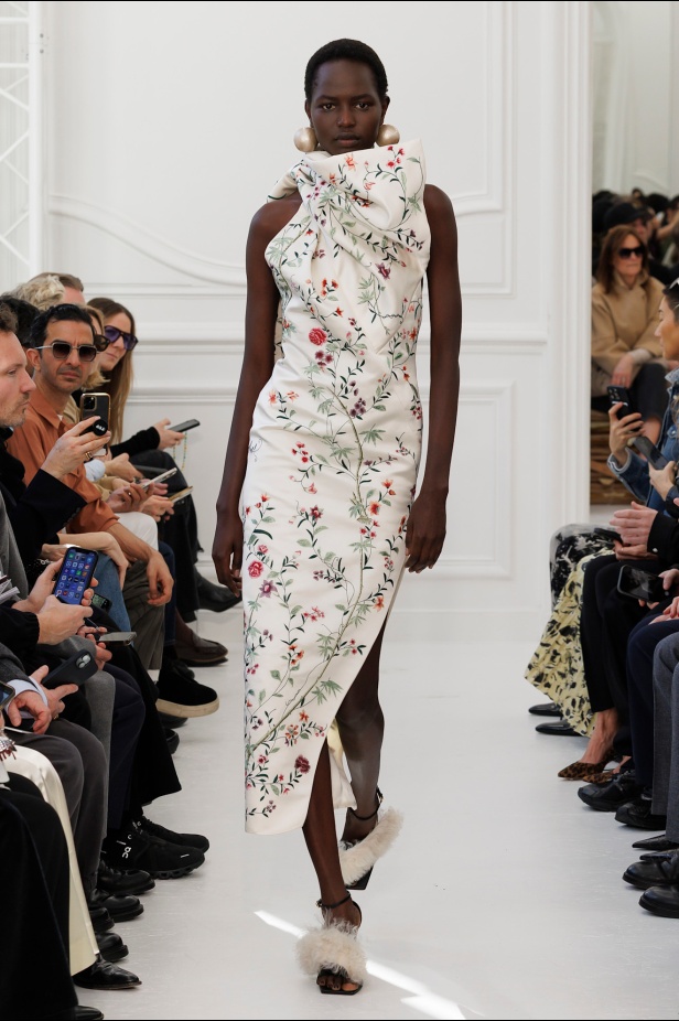 Sarah Burton لـGivenchy مجموعة خريف و شتاء  2025: العودة إلى الجذور… والانطلاقة نحو عهد جديد