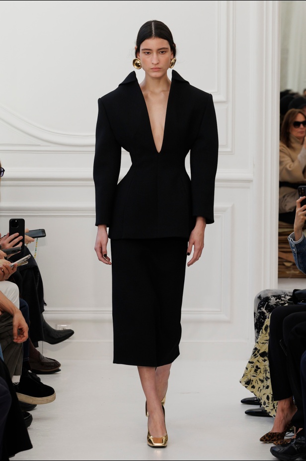 Sarah Burton لـGivenchy مجموعة خريف و شتاء  2025: العودة إلى الجذور… والانطلاقة نحو عهد جديد