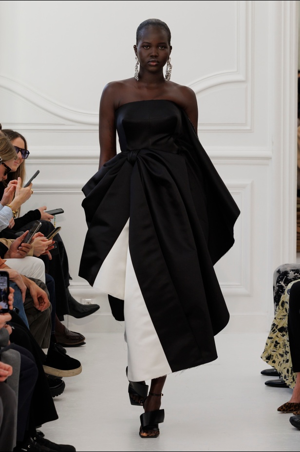 Sarah Burton لـGivenchy مجموعة خريف و شتاء  2025: العودة إلى الجذور… والانطلاقة نحو عهد جديد