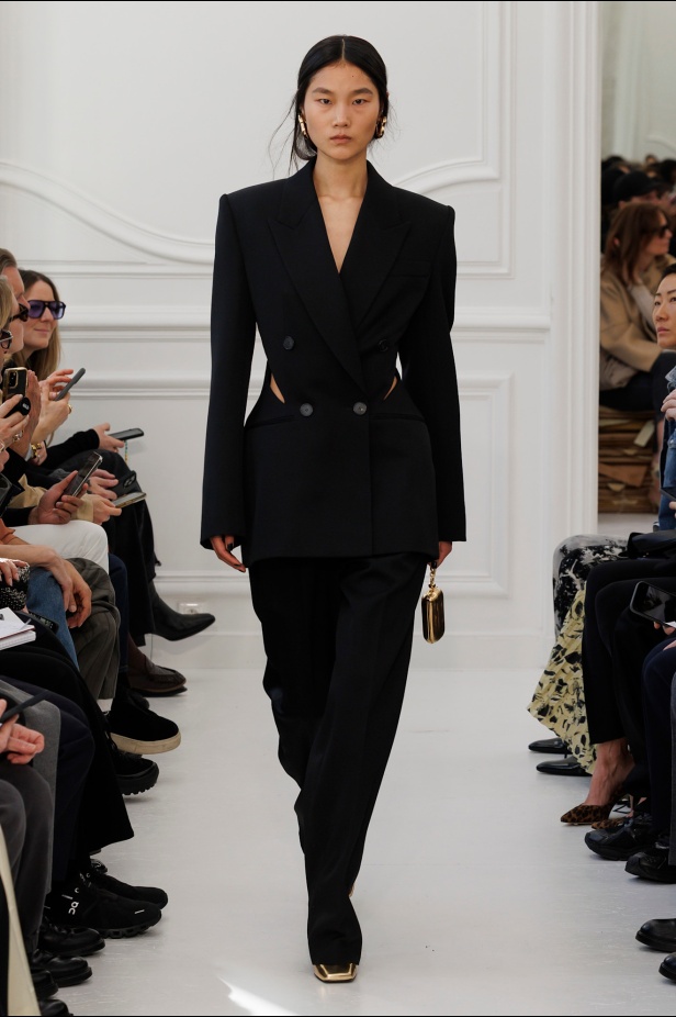 Sarah Burton لـGivenchy مجموعة خريف و شتاء  2025: العودة إلى الجذور… والانطلاقة نحو عهد جديد
