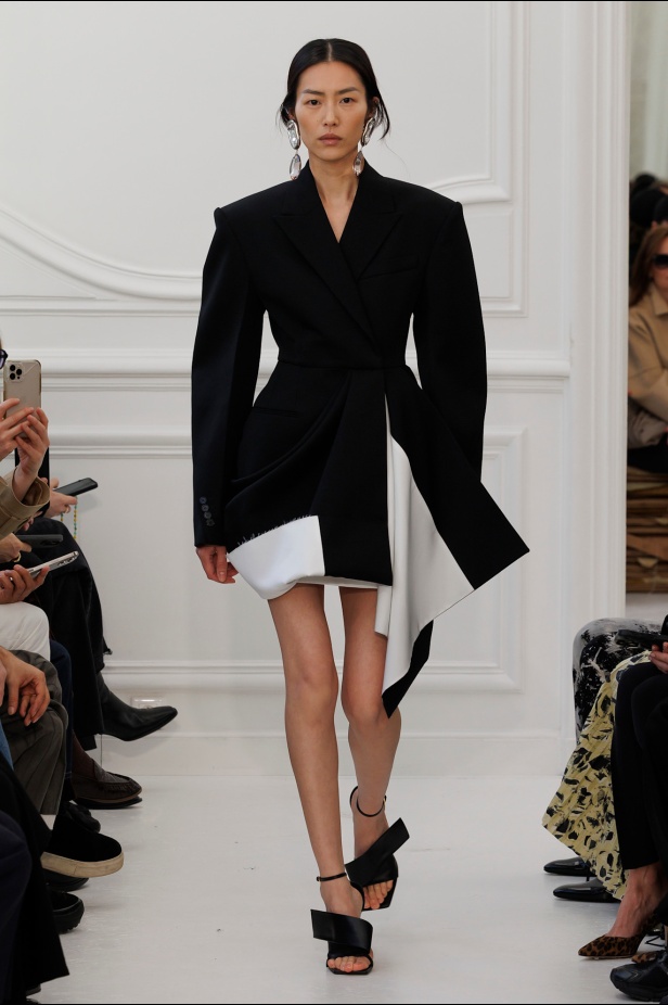 Sarah Burton لـGivenchy مجموعة خريف و شتاء  2025: العودة إلى الجذور… والانطلاقة نحو عهد جديد