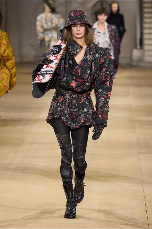 Andreas Kronthaler لـ Vivienne Westwood خريف و شتاء 2025 للملابس الجاهزة: إرث جريء برؤية مُتجددة 