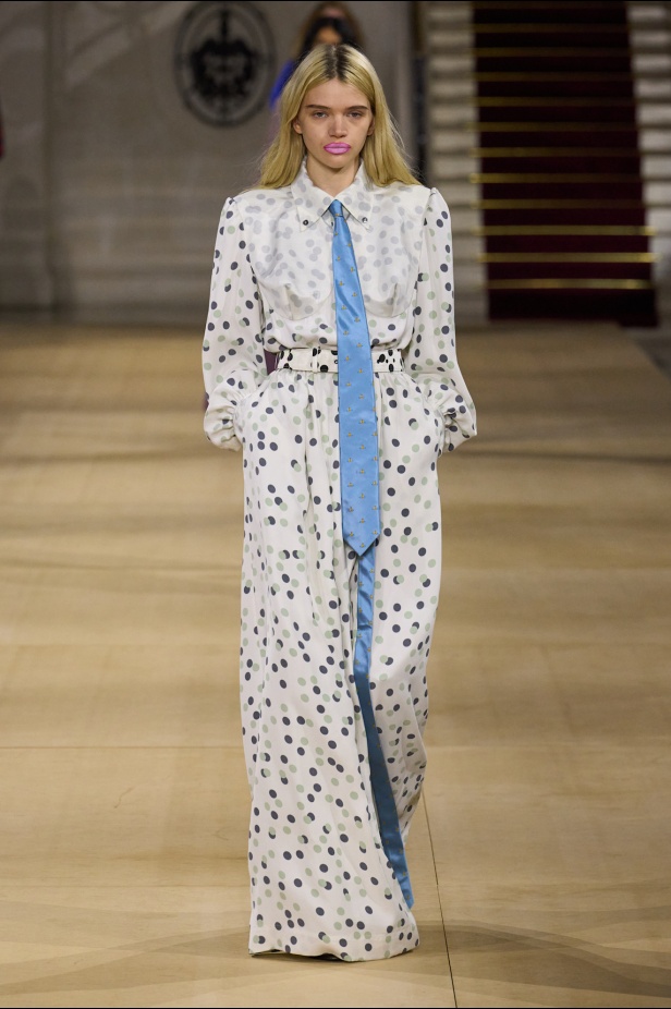 Andreas Kronthaler لـ Vivienne Westwood خريف و شتاء 2025 للملابس الجاهزة: إرث جريء برؤية مُتجددة 