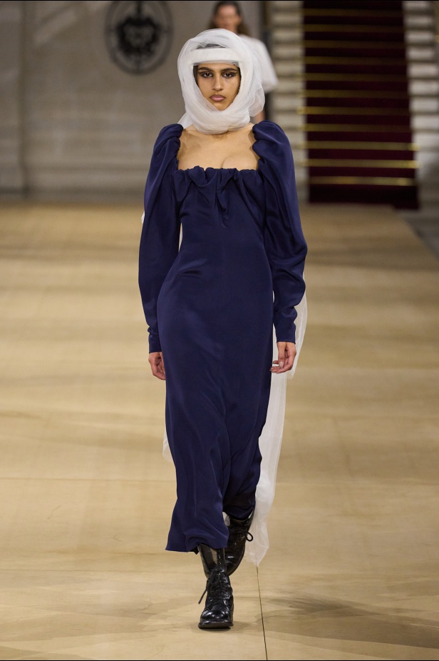 Andreas Kronthaler لـ Vivienne Westwood خريف و شتاء 2025 للملابس الجاهزة: إرث جريء برؤية مُتجددة 