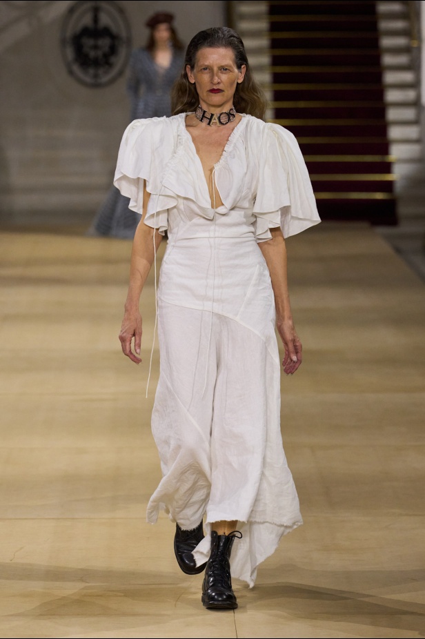 Andreas Kronthaler لـ Vivienne Westwood خريف و شتاء 2025 للملابس الجاهزة: إرث جريء برؤية مُتجددة 