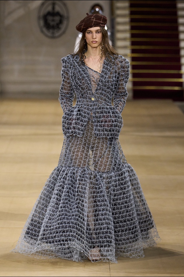 Andreas Kronthaler لـ Vivienne Westwood خريف و شتاء 2025 للملابس الجاهزة: إرث جريء برؤية مُتجددة 