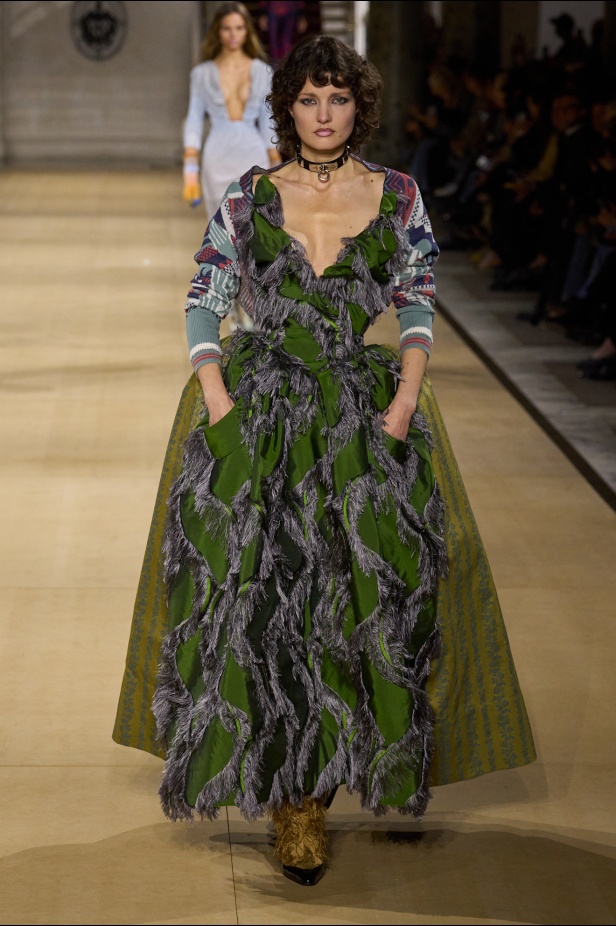 Andreas Kronthaler لـ Vivienne Westwood خريف و شتاء 2025 للملابس الجاهزة: إرث جريء برؤية مُتجددة 