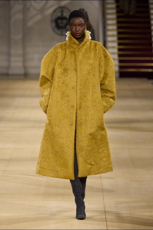 Andreas Kronthaler لـ Vivienne Westwood خريف و شتاء 2025 للملابس الجاهزة: إرث جريء برؤية مُتجددة 