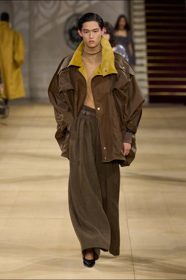 Andreas Kronthaler لـ Vivienne Westwood خريف و شتاء 2025 للملابس الجاهزة: إرث جريء برؤية مُتجددة 